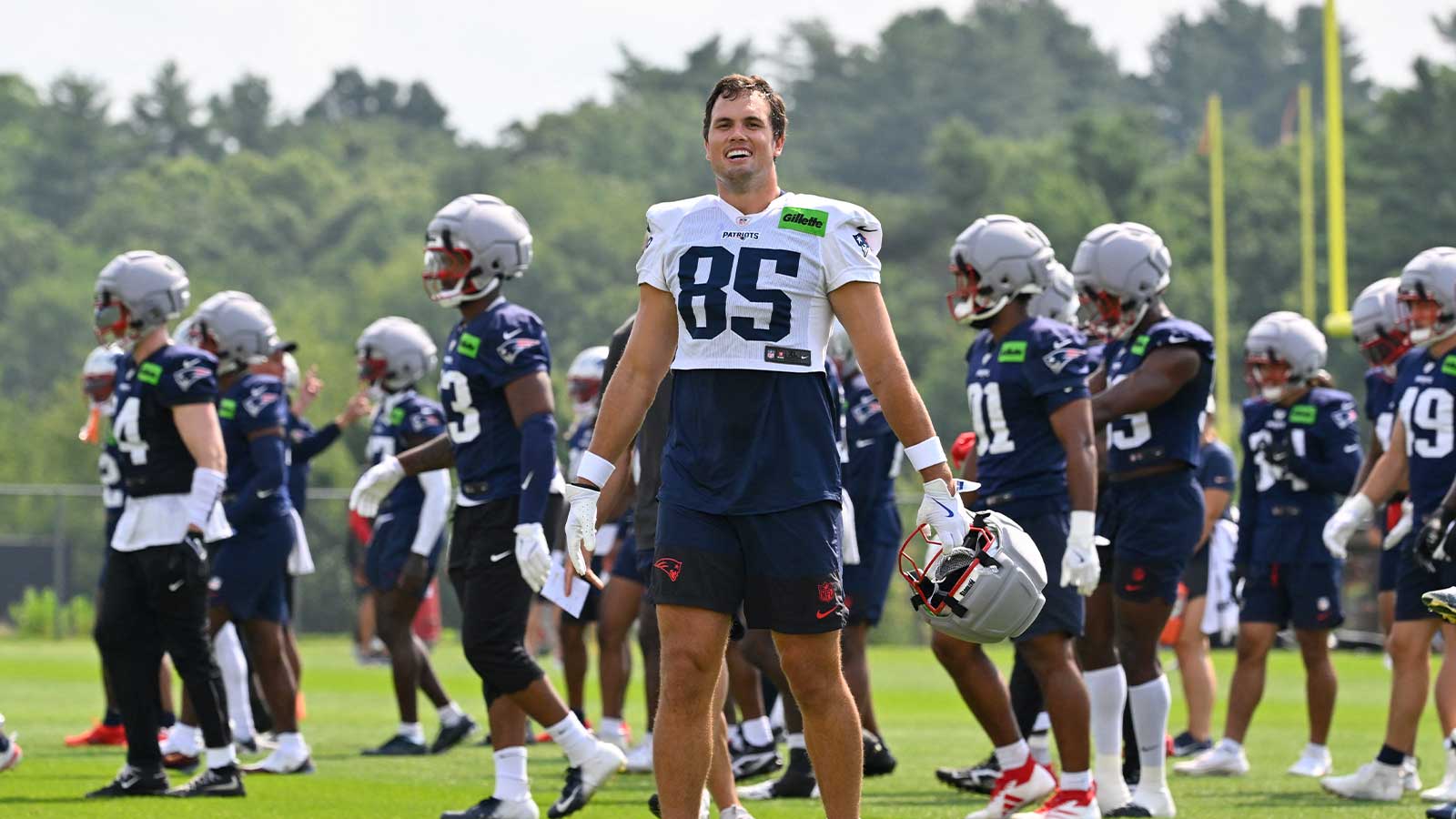 https://wp.clutchpoints.com/wp-content/uploads/2026/08/Patriots-tight-end-Hunter-Henry-85-tries-to-pump-up-fans.jpg