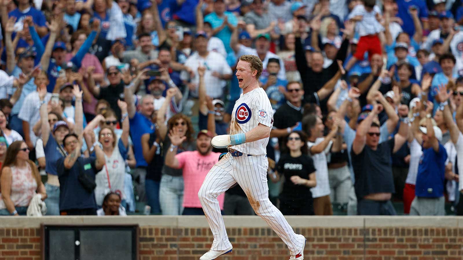 https://wp.clutchpoints.com/wp-content/uploads/2026/08/Pete-Crow-Armstrong-walks-off.jpg