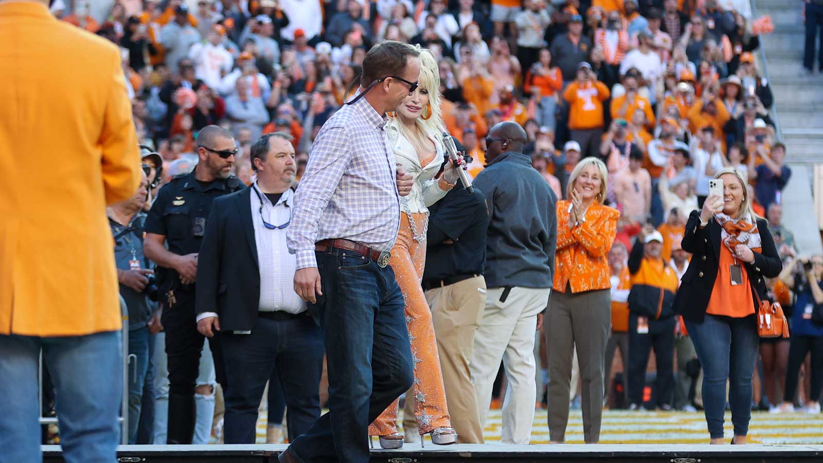 Tennessee legend Peyton Manning writes heartfelt tribute to Dolly Parton after tragic death