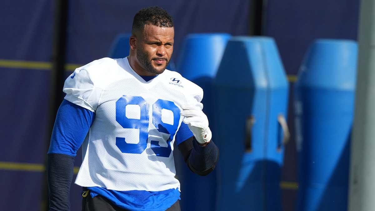 https://wp.clutchpoints.com/wp-content/uploads/2026/08/Sean-McVay-leaves-Aaron-Donalds-Week-1-status-uncertain.jpg