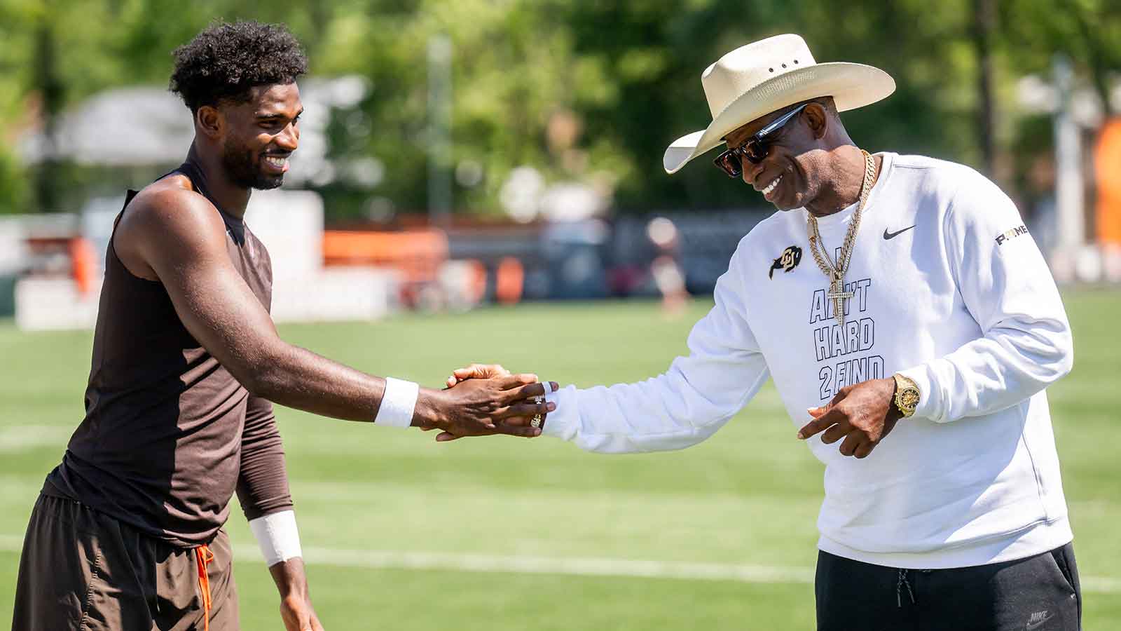 Browns QB Shedeur Sanders reacts to Deion visiting training camp