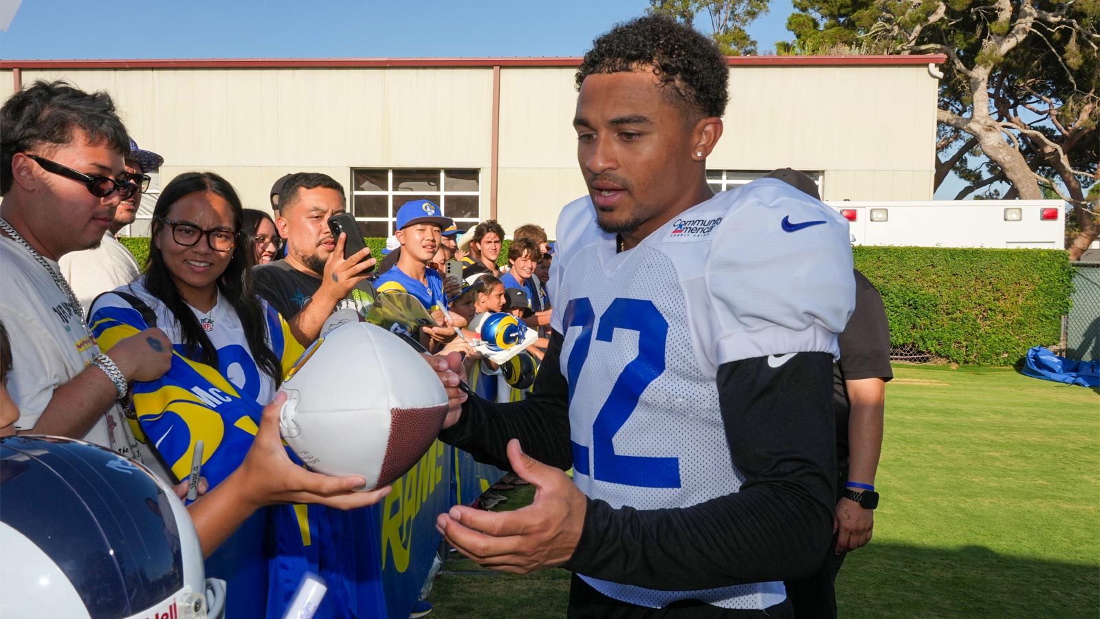 https://wp.clutchpoints.com/wp-content/uploads/2026/08/Star-CB-Trent-McDuffie-signs-autographs-for-fans-at-Rams-training-camp.jpg