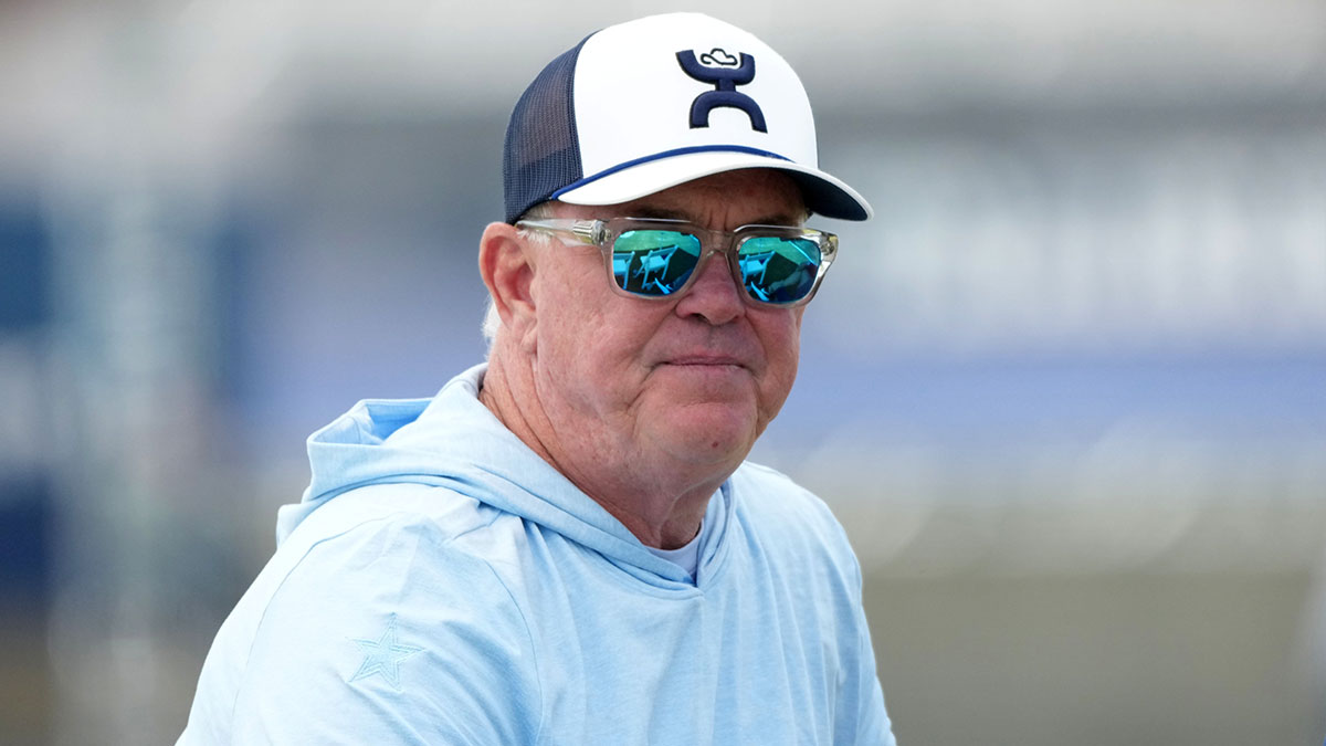 https://wp.clutchpoints.com/wp-content/uploads/2026/08/Stephen-Jones-at-training-camp.jpg