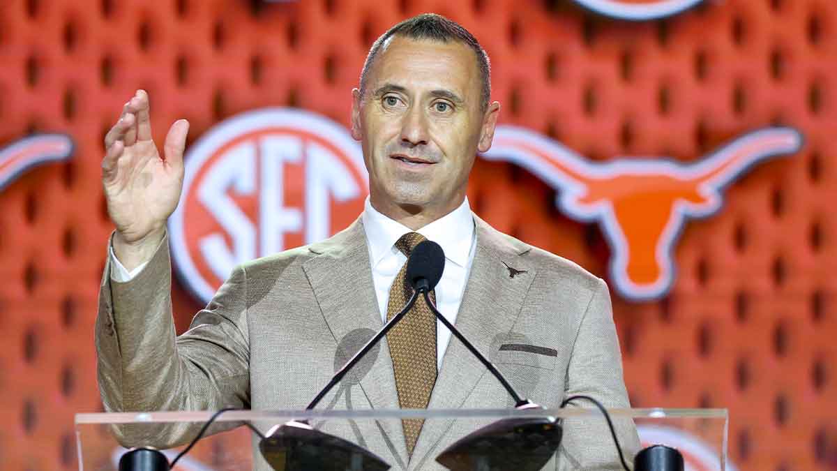 https://wp.clutchpoints.com/wp-content/uploads/2026/08/Steve-Sarkisian-at-podium.jpg
