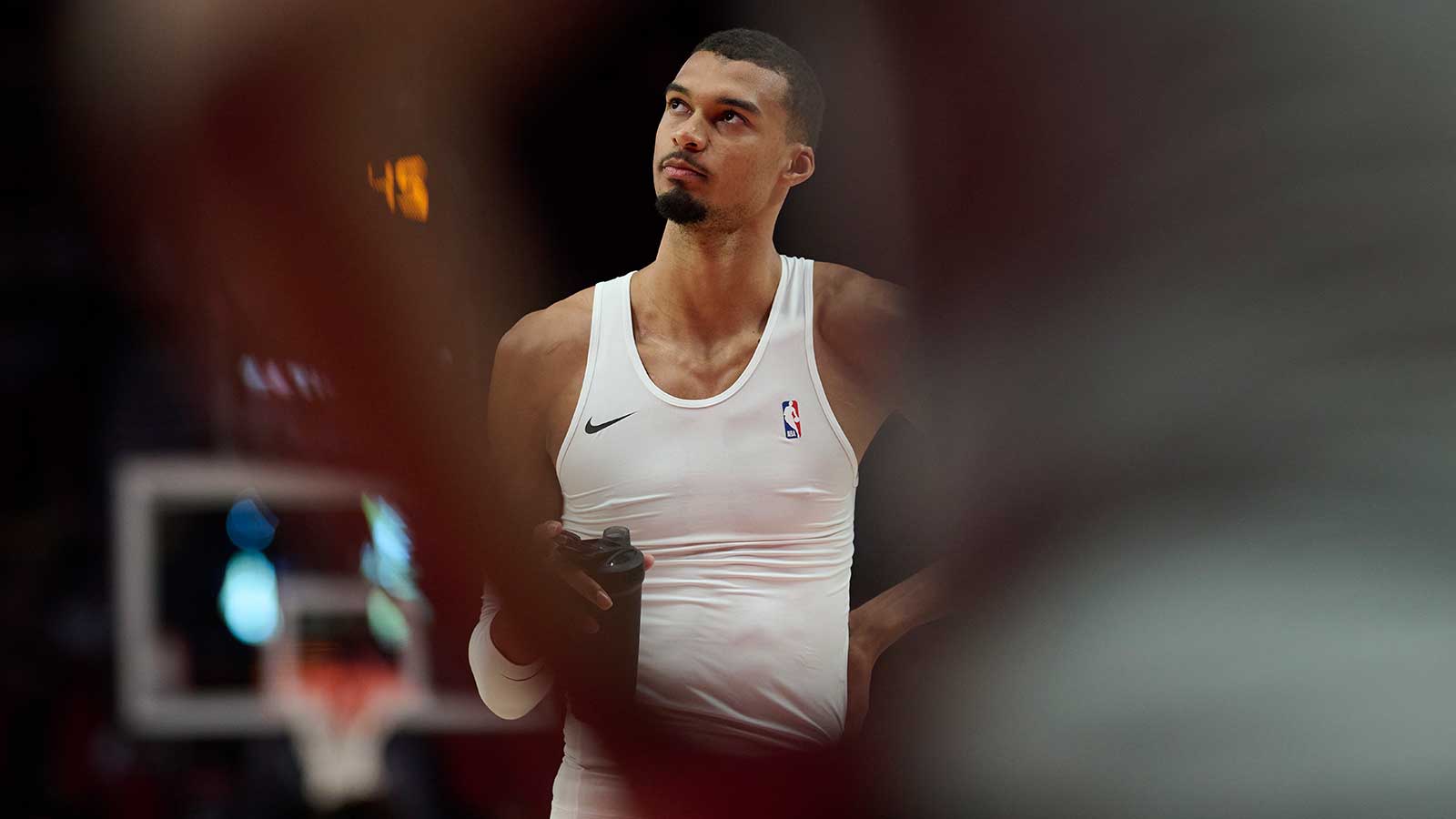 https://wp.clutchpoints.com/wp-content/uploads/2026/08/Wemby-before-tip-off.jpg