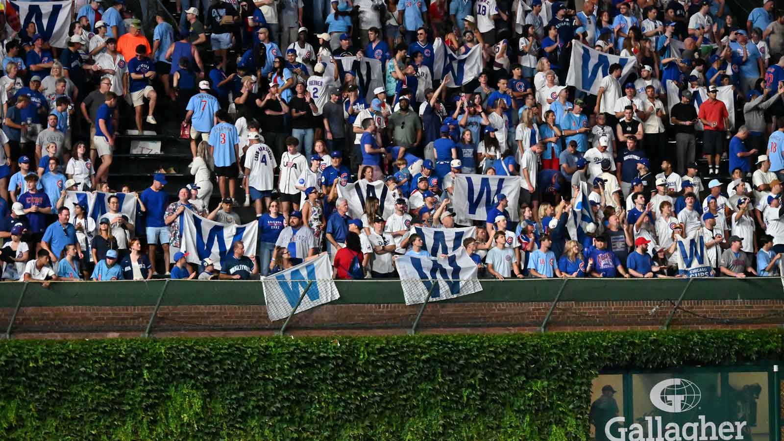 Cubs fans’ Wrigley Field ‘Dodgers ruined baseball’ plane diss epically fails