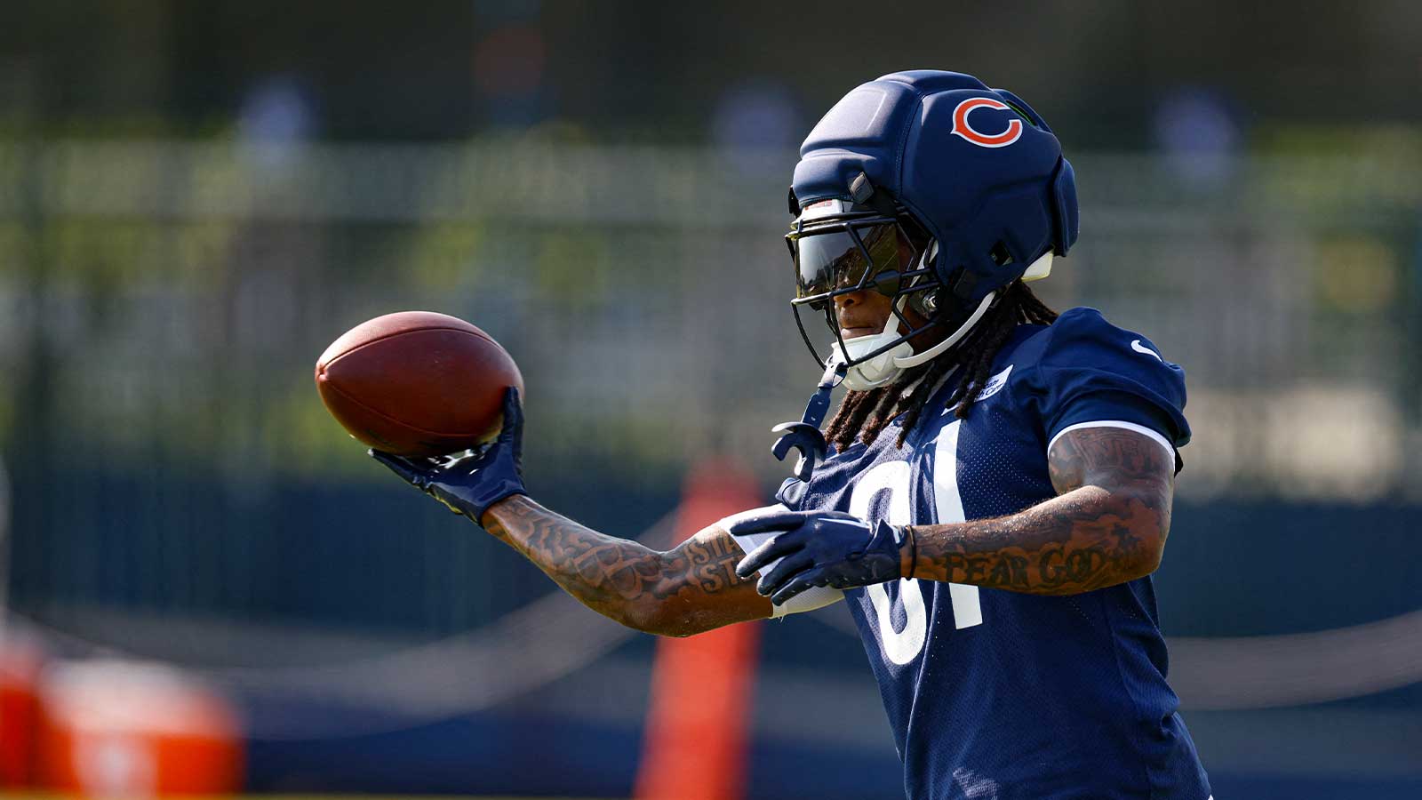 https://wp.clutchpoints.com/wp-content/uploads/2026/08/Zavion-Thomas-left-Bears-practice-after-grabbing-his-knee-1.jpg