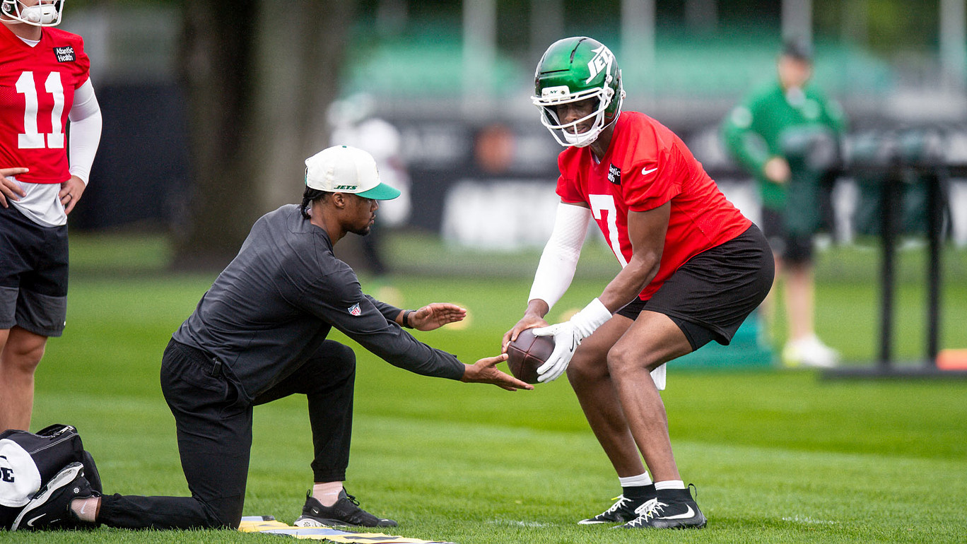 Jets’ Geno Smith ‘throwing s**t out of ball’ brings optimism after years of bad offense