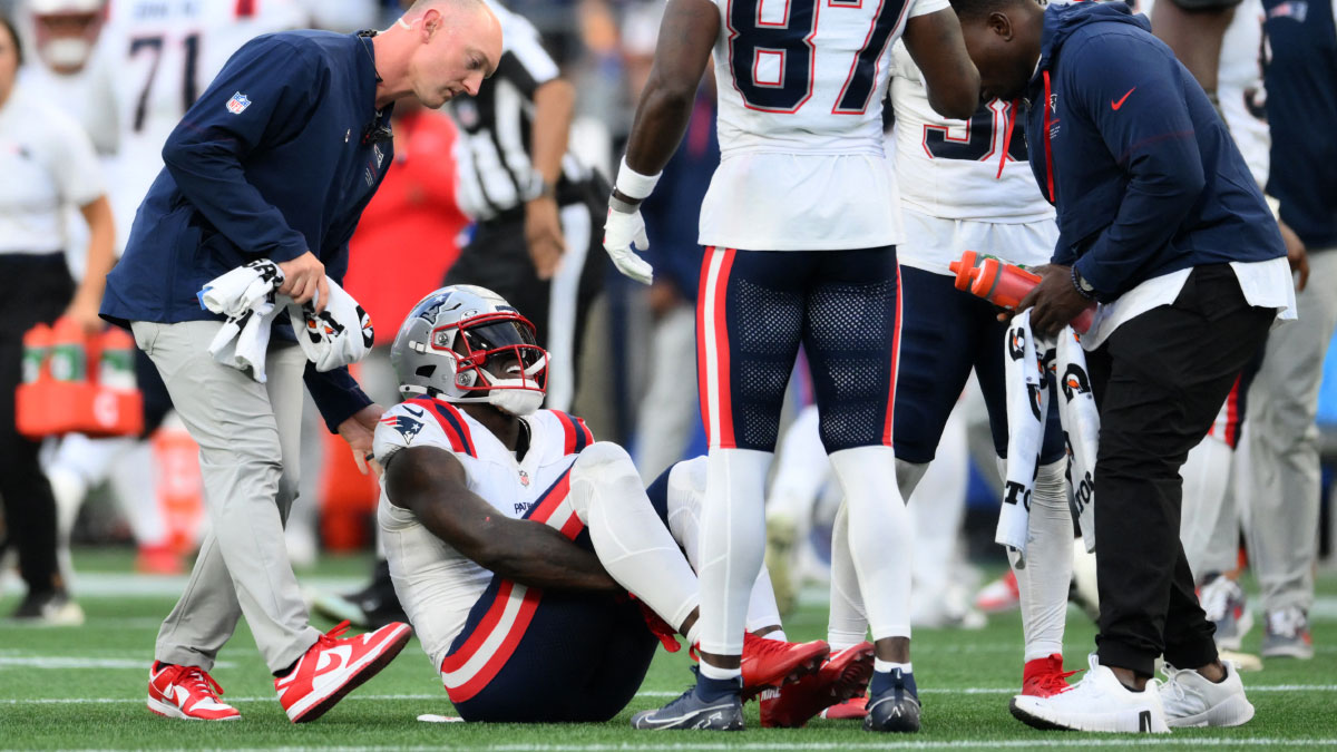 https://wp.clutchpoints.com/wp-content/uploads/2026/09/A.J.-Brown-holding-his-ankle.jpg