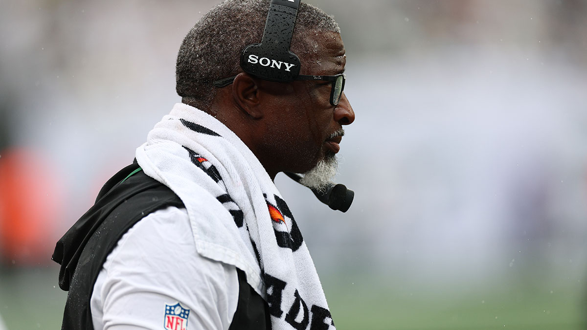 New York Jets head coach Aaron Glenn on the sidelines during the first quarter against the Green Bay Packers at MetLife Stadium.