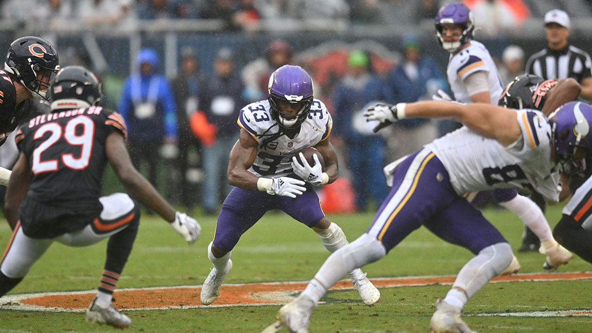 Minnesota Vikings running back Aaron Jones Sr. (33) runs the ball against the Chicago Bears during the first half at Soldier Field.