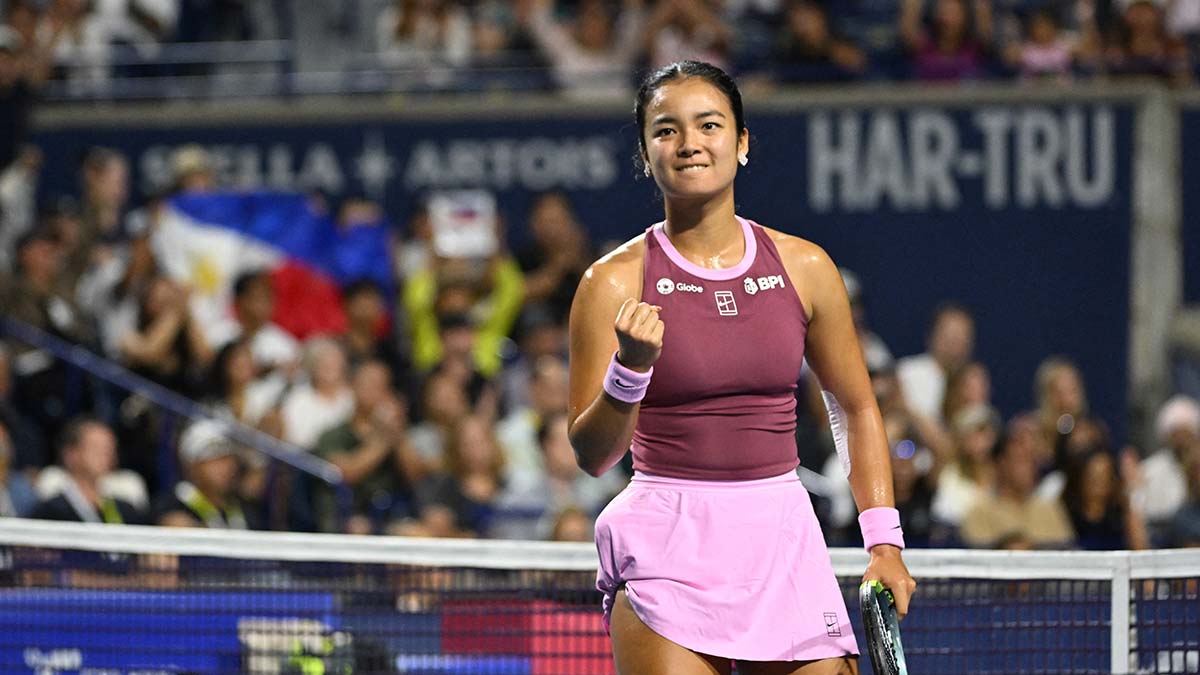 Iva Jovic gives Alex Eala her flowers after hard-fought US Open win