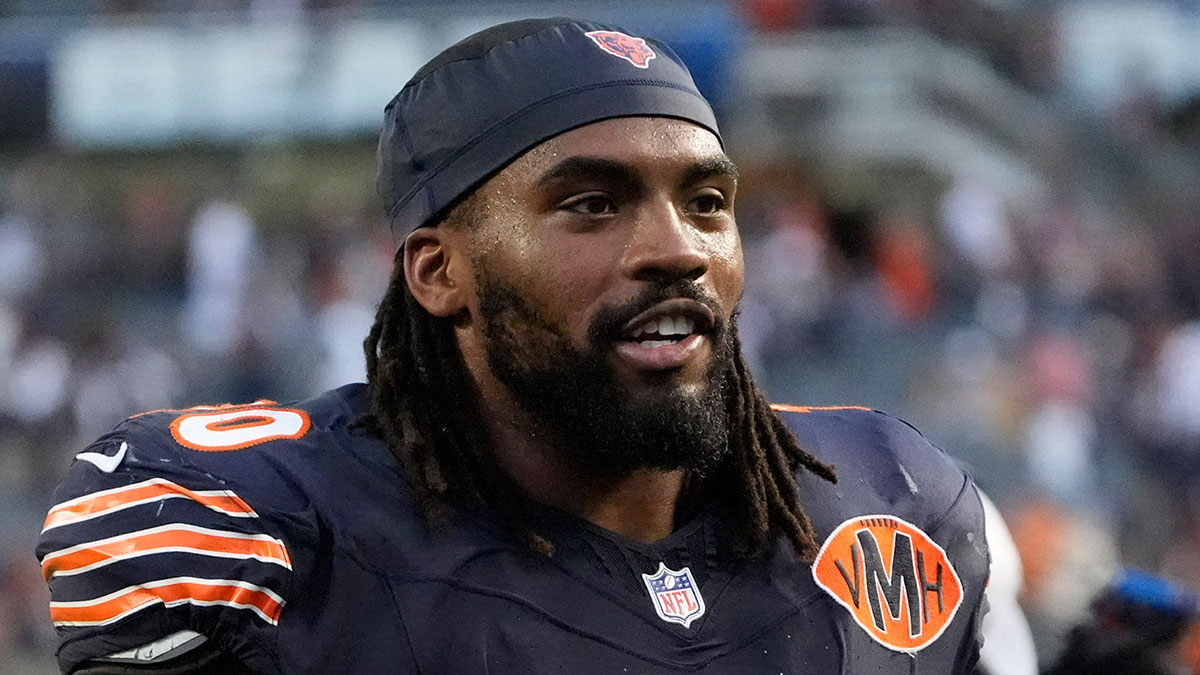 Bears’ Braxton Jones exits MNF vs. Eagles after tweaking knee