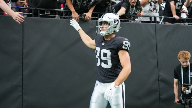 Las Vegas Raiders tight end Brock Bowers (89) prepares to enter the field against the Arizona Cardinals at Allegiant Stadium.