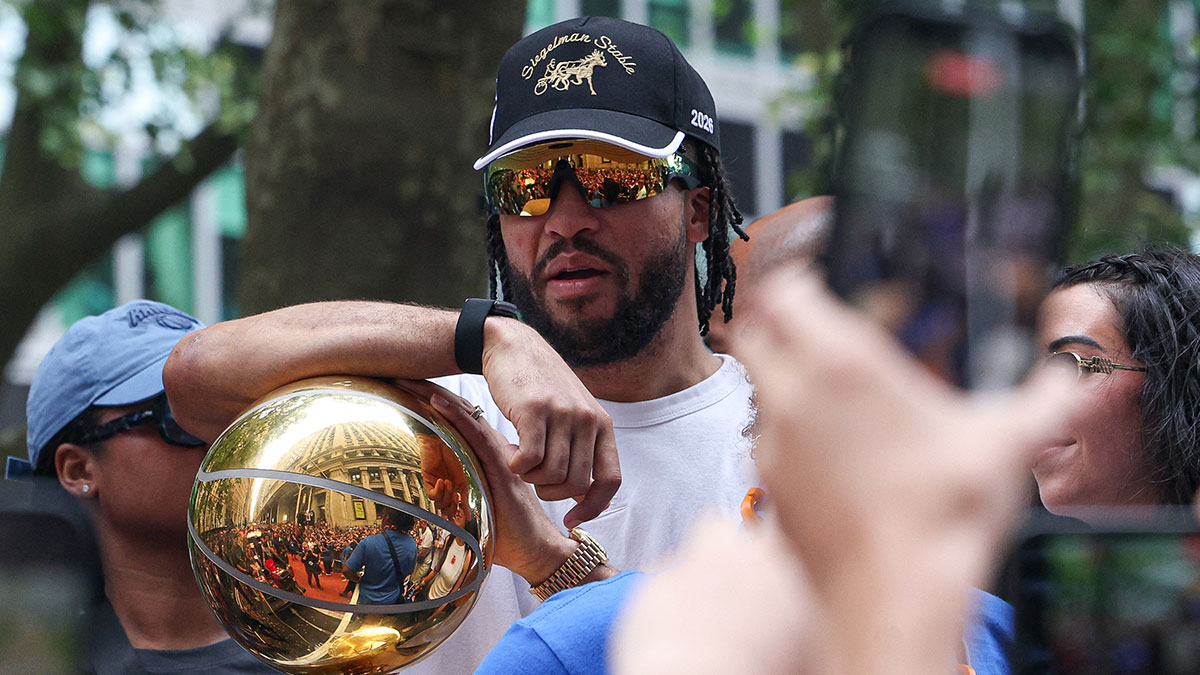 https://wp.clutchpoints.com/wp-content/uploads/2026/09/Brunson-Trophy-2.jpg