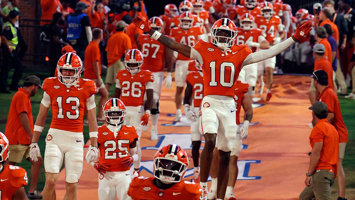 https://wp.clutchpoints.com/wp-content/uploads/2026/09/Dabo-Swinney-Tigers-stun-Bill-Belichick-UNC-after-record-breaking-weather-delay.jpg