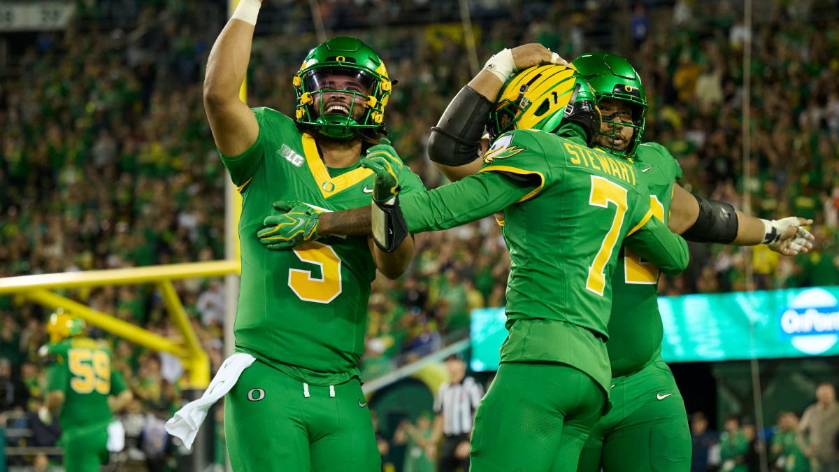  Oregon Ducks quarterback Dante Moore (5) celebrates with wide receiver Evan Stewart (7) after throwing a touchdown pass during the first half against the Portland State Vikings at Autzen Stadium. 
