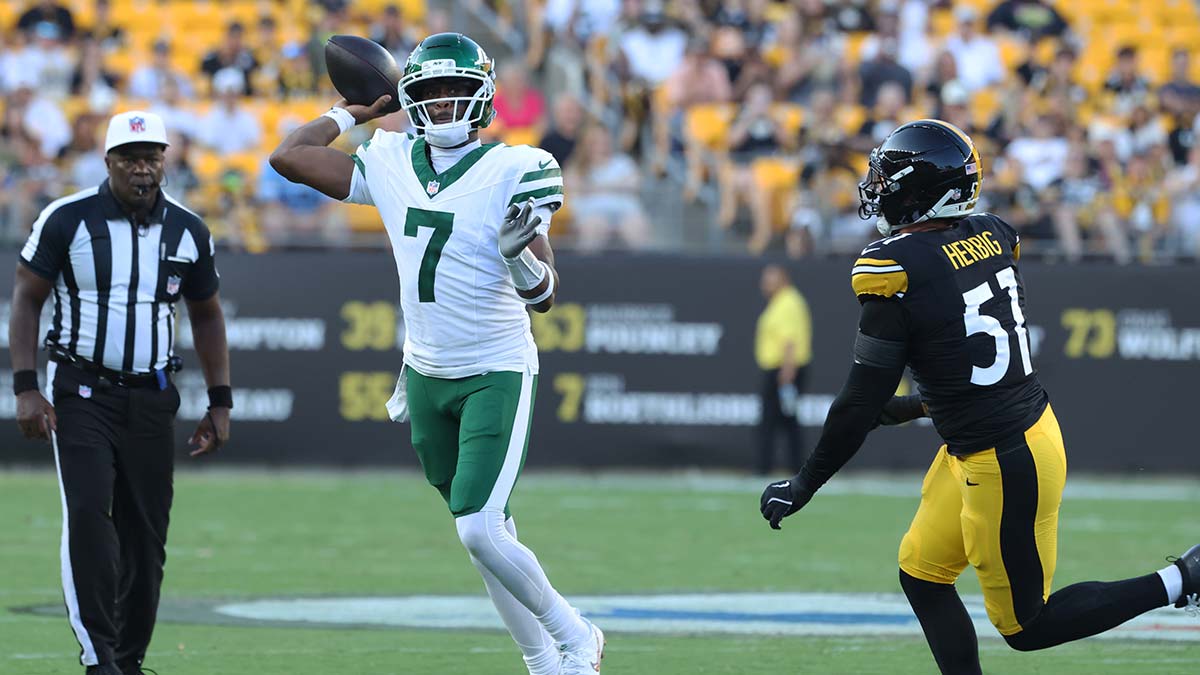 New York Jets quarterback Geno Smith (7) passes against pressure from Pittsburgh Steelers linebacker Nick Herbig (51) during the first quarter at Acrisure Stadium.