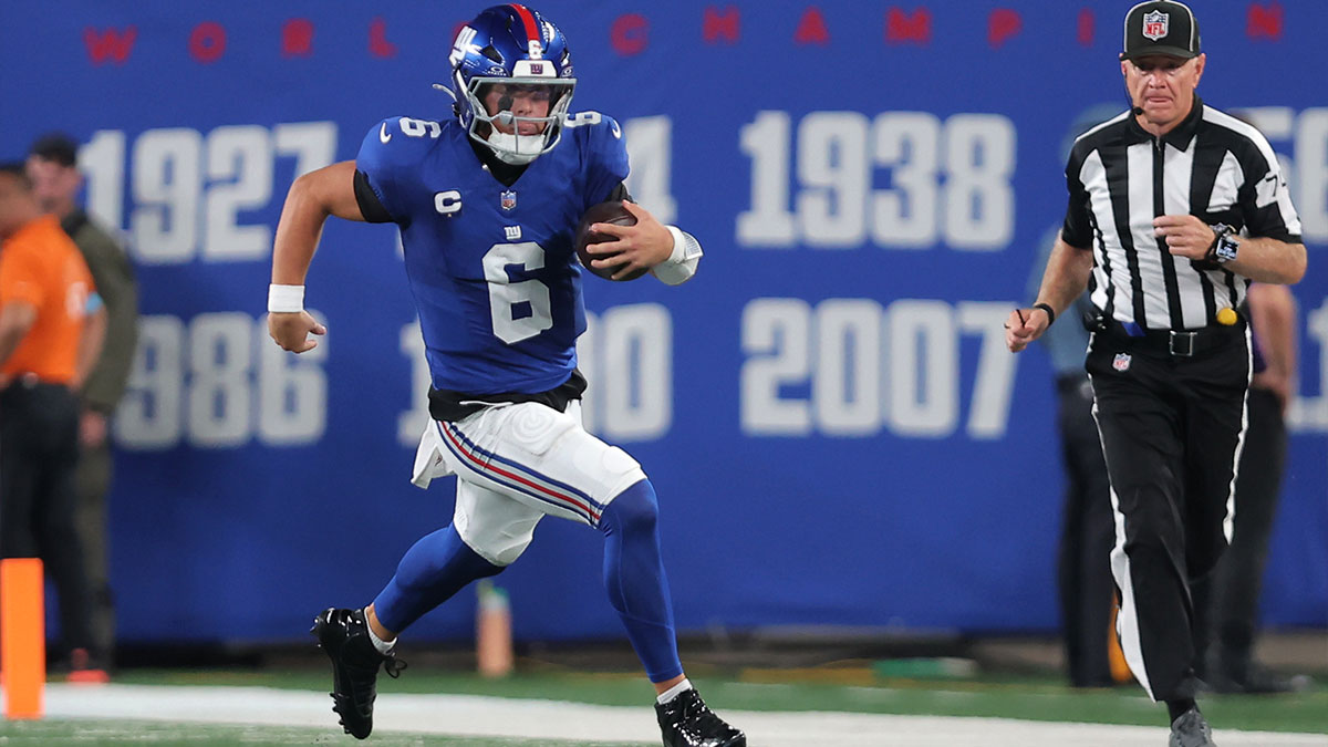 New York Giants quarterback Jaxson Dart (6) scrambles with the ball against the Dallas Cowboys during the second quarter at MetLife Stadium. 