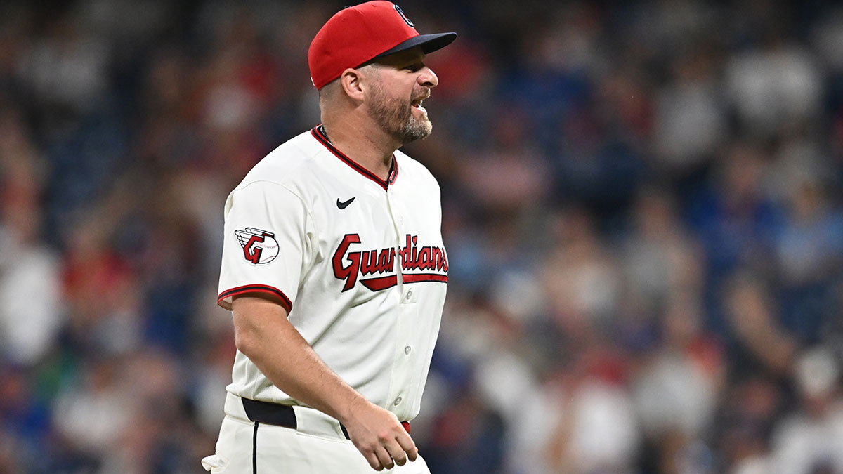 https://wp.clutchpoints.com/wp-content/uploads/2026/09/Guardians-manager-Stephen-Vogt-12-walks-back.jpg