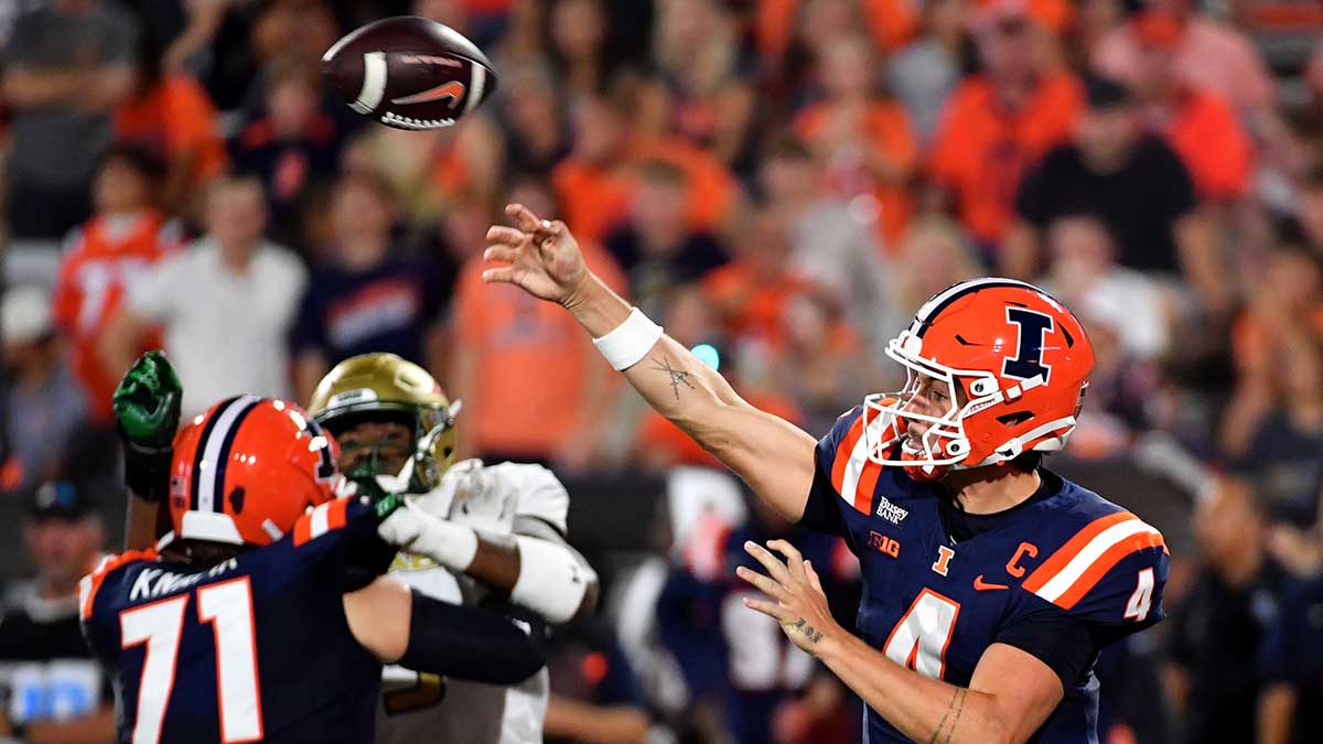 Watch Illinois football’s Katin Houser connect with Ty Robinson on epic Hail Mary in season opener