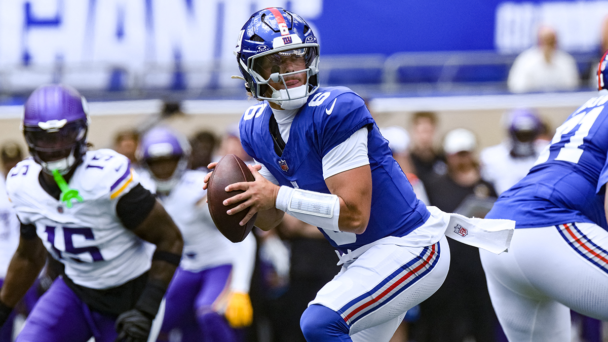 New York Giants quarterback Jaxson Dart (6) looks to pass the ball against the Minnesota Vikings during the first half at MetLife Stadium. 
