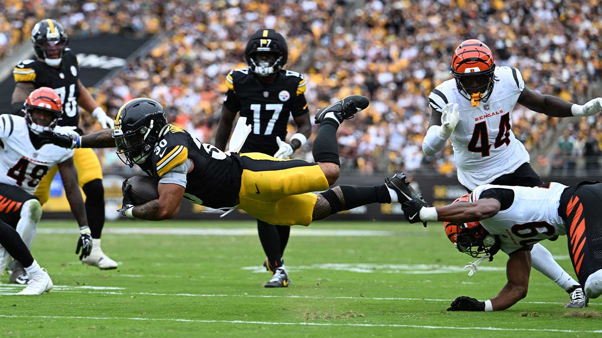 Pittsburgh Steelers running back Jaylen Warren (30) runs against Cincinnati Bengals safety Kyle Dugger (29) during the third quarter at Acrisure Stadium. Mandatory Credit: Barry Reeger-Imagn Images
