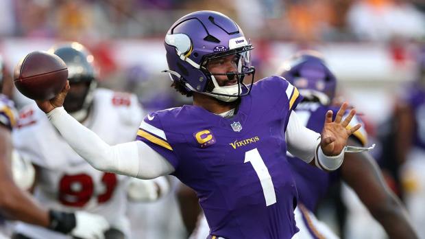 Minnesota Vikings quarterback Kyler Murray (1) passes the ball against the Tampa Bay Buccaneers during the second half at Raymond James Stadium.