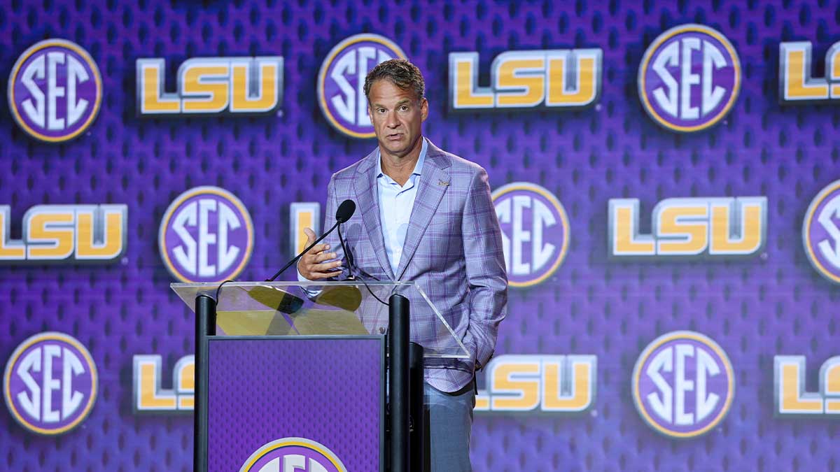 Lane Kiffin arrives at Tiger Stadium with Livvy Dunne, Theo Vonn, Brooks Nader