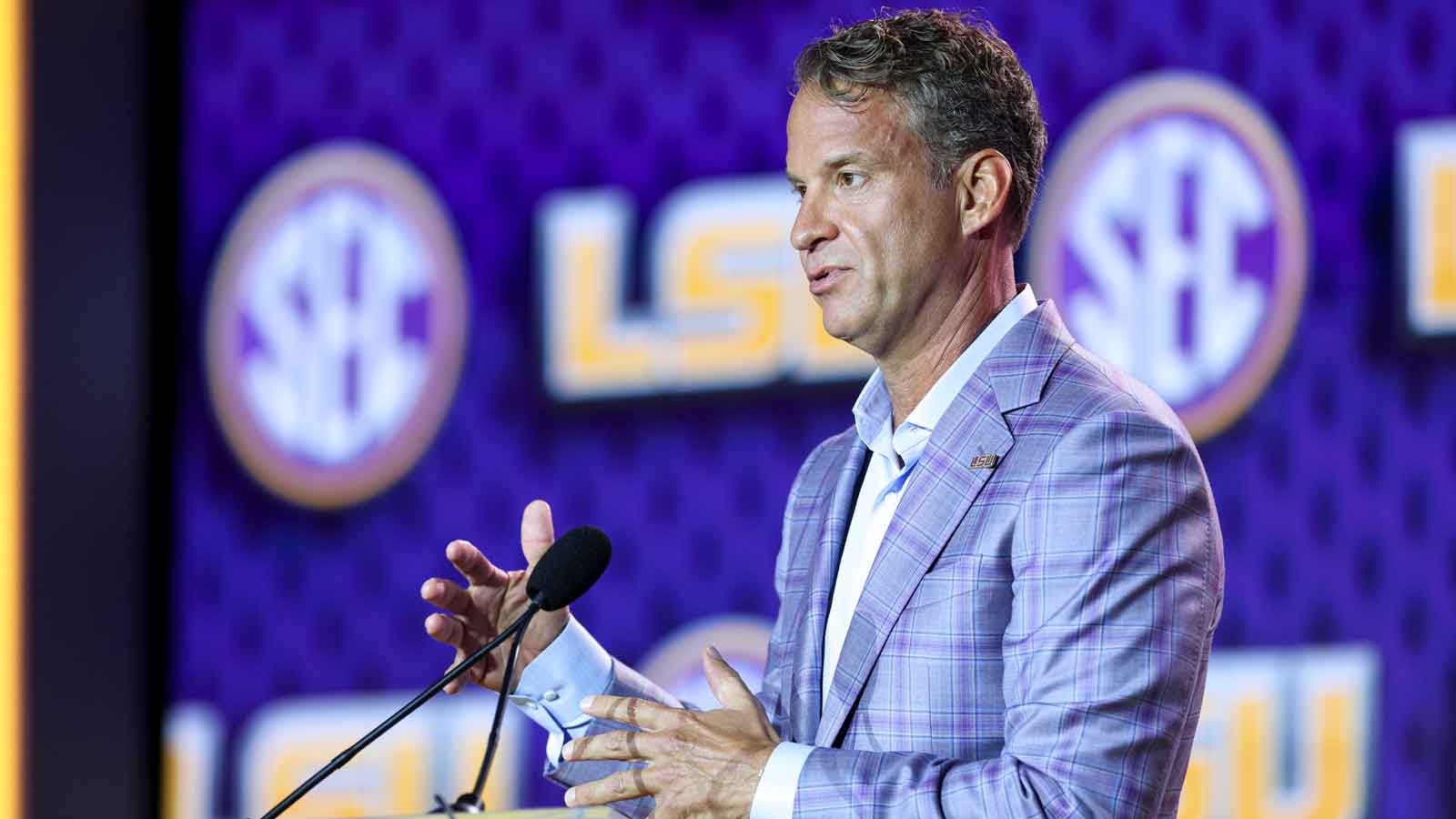 Lane Kiffin arrives at Tiger Stadium with Livvy Dunne, Theo Von, Brooks Nader