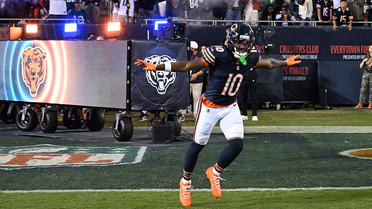 Bears’ Luther Burden III drags entire Eagles defense into the end zone for touchdown