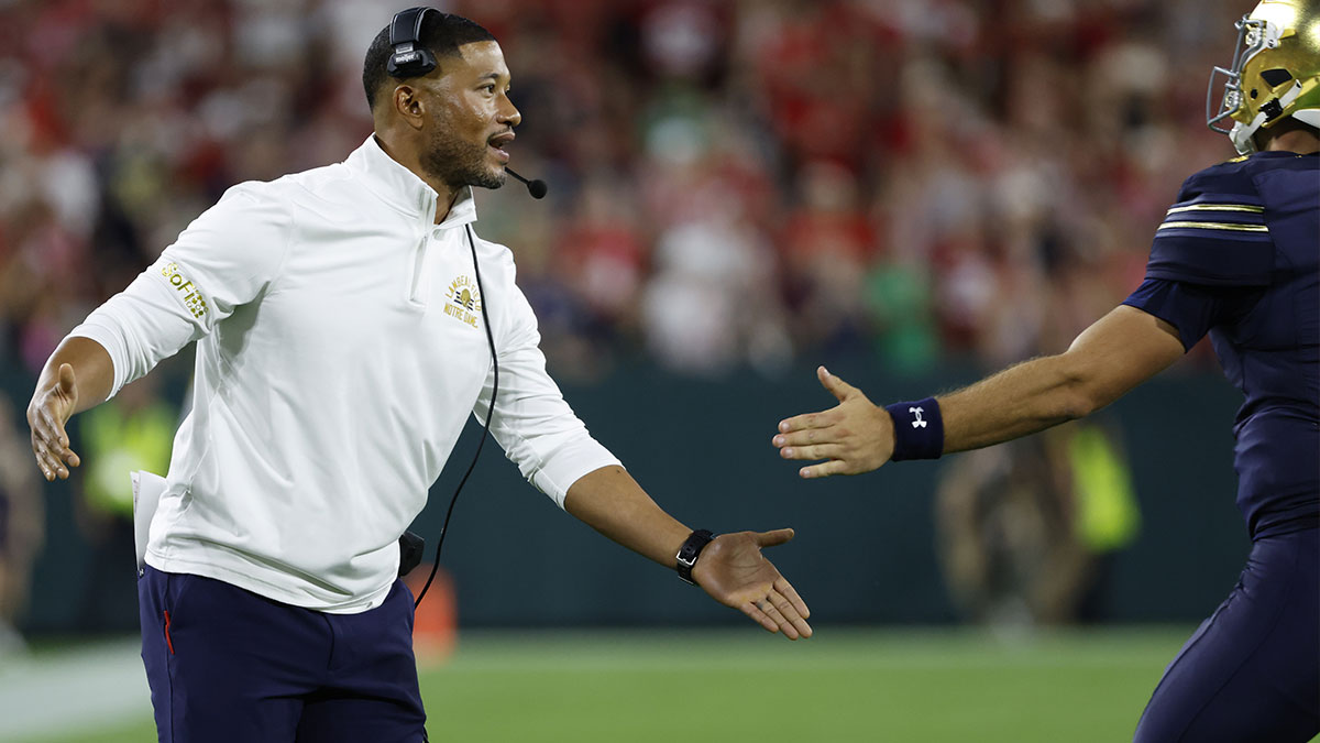What Marcus Freeman told Notre Dame football at halftime in middle of Wisconsin dogfight