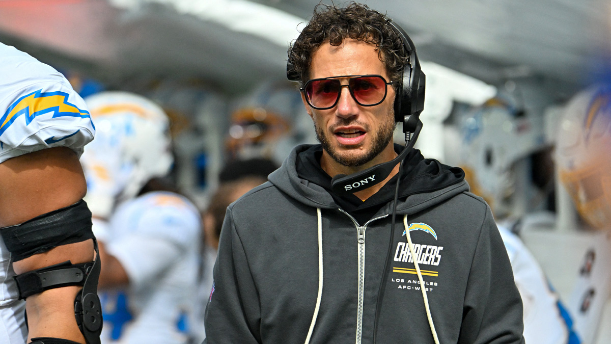 Tom Brady loses mind over Mike McDaniel’s play-calling in Chargers vs. Bills