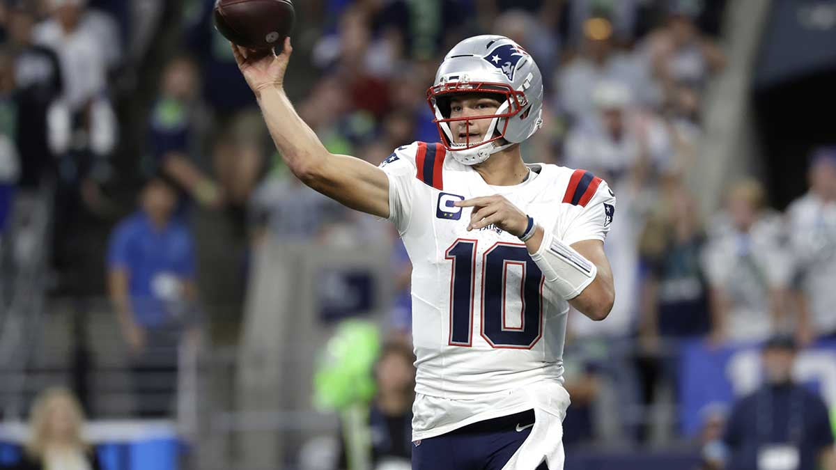 https://wp.clutchpoints.com/wp-content/uploads/2026/09/Mike-Tirico-Chris-Collinsworths-call-on-Drake-Mayes-INT-says-it-all.jpg