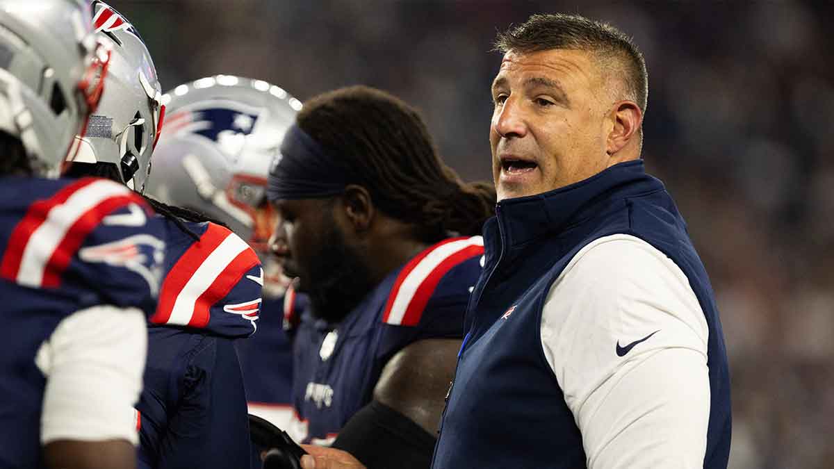 https://wp.clutchpoints.com/wp-content/uploads/2026/09/Mike-Vrabel-talking.jpg