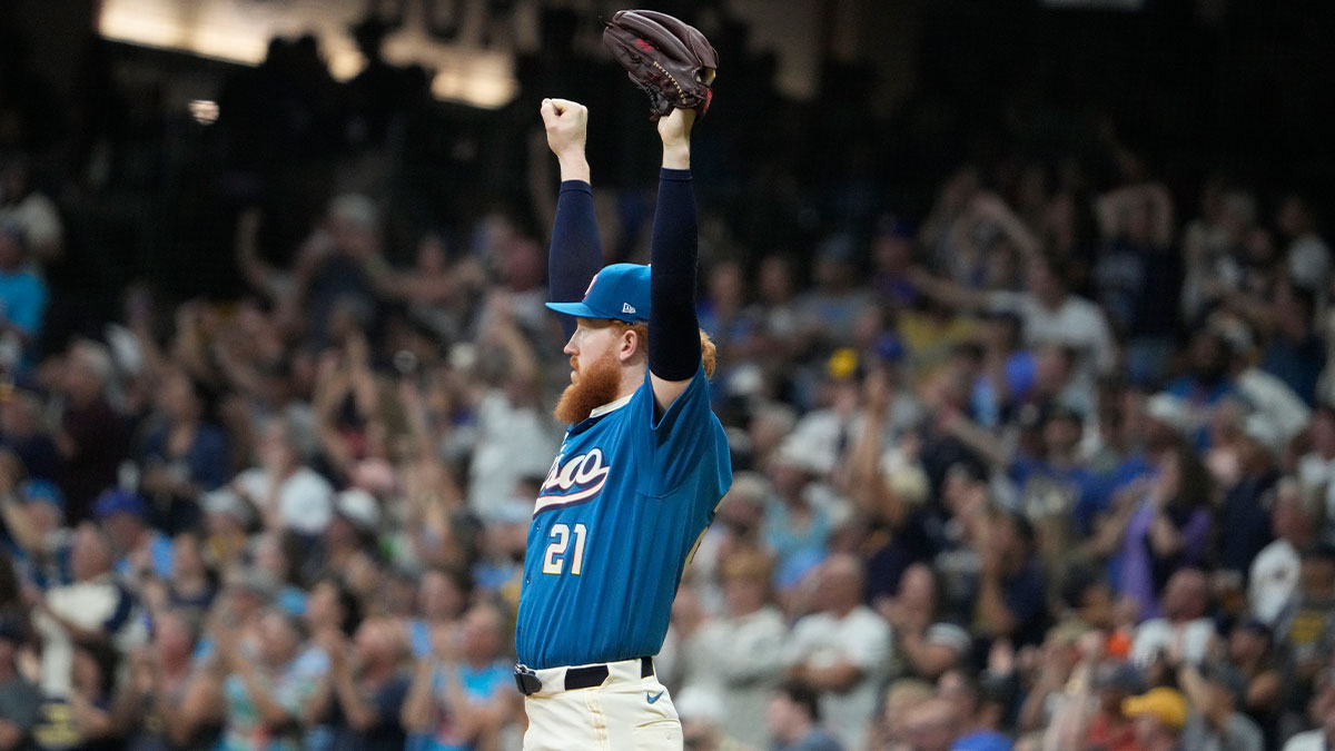 Brewers clinch playoff berth with dominant 20-0 win over Reds