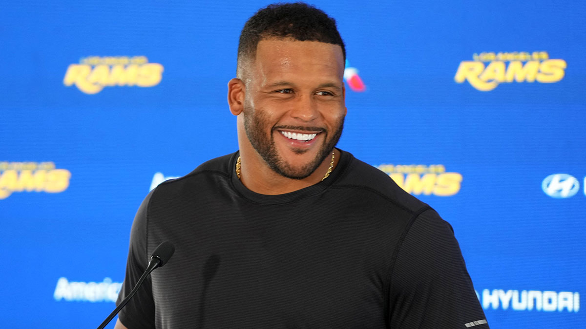 https://wp.clutchpoints.com/wp-content/uploads/2026/09/NFL-Insider-pumps-breaks-on-Aaron-Donald-returning-in-Week-1.jpg