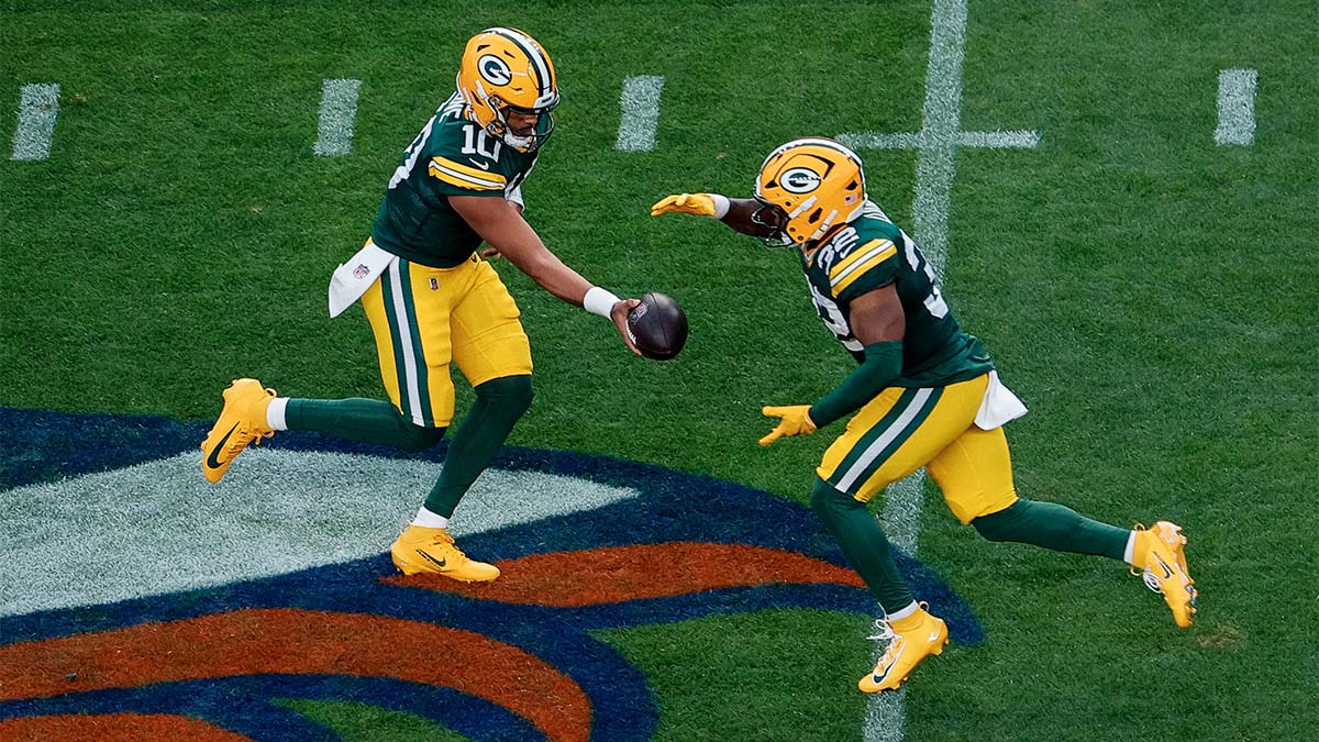 https://wp.clutchpoints.com/wp-content/uploads/2026/09/Packers-quarterback-Jordan-Love-10-hands-the-ball-off-to-running-back-Marshawn-Lloyd-32.jpg