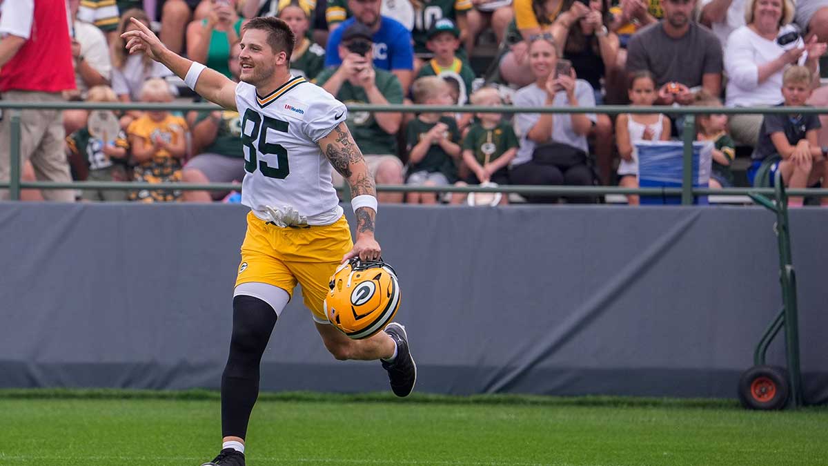 Packers’ Jonnu Smith makes strong statement on Tucker Kraft’s place among TEs