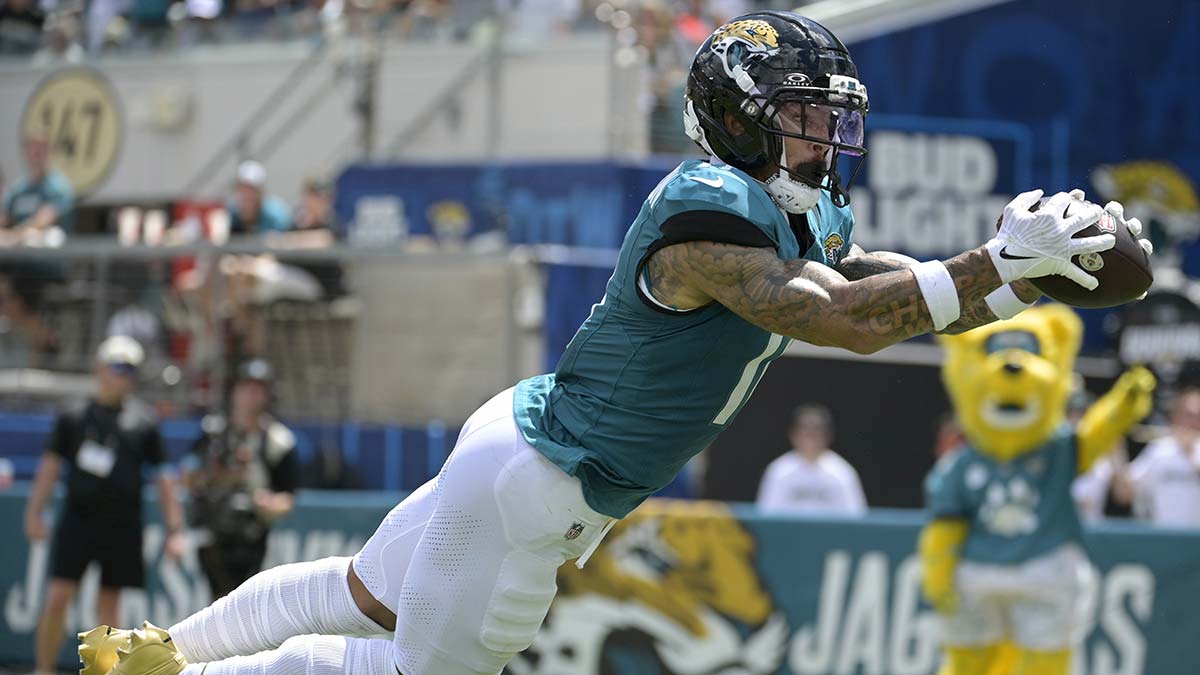 Jacksonville Jaguars wide receiver Parker Washington (11) scores a touchdown in the first quarter against the Cleveland Browns at EverBank Stadium.