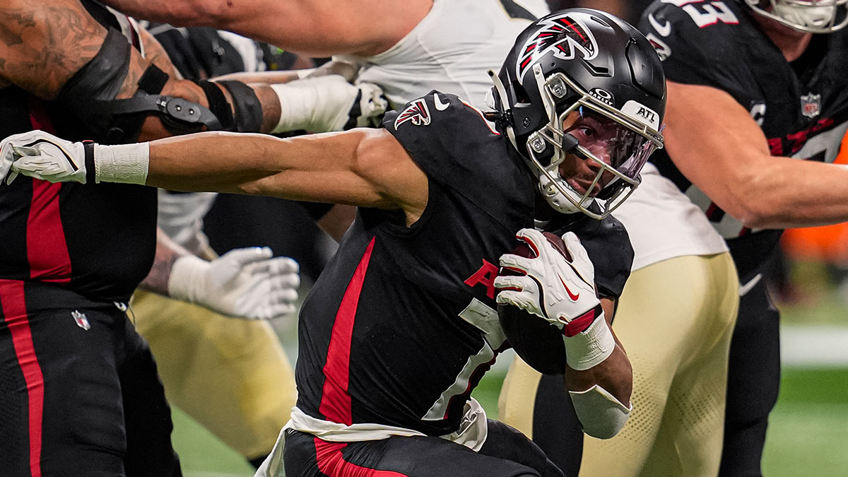 Jan 4, 2026; Atlanta, Georgia, USA; Atlanta Falcons running back Bijan Robinson (7) runs against the New Orleans Saints during the first half at Mercedes-Benz Stadium. Mandatory Credit: Dale Zanine-Imagn Images