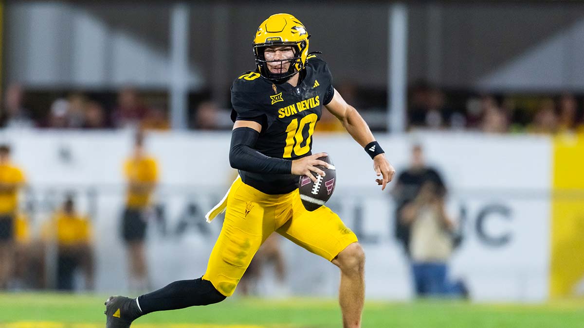 https://wp.clutchpoints.com/wp-content/uploads/2026/09/Sam-Leavitt-scrambling.jpg