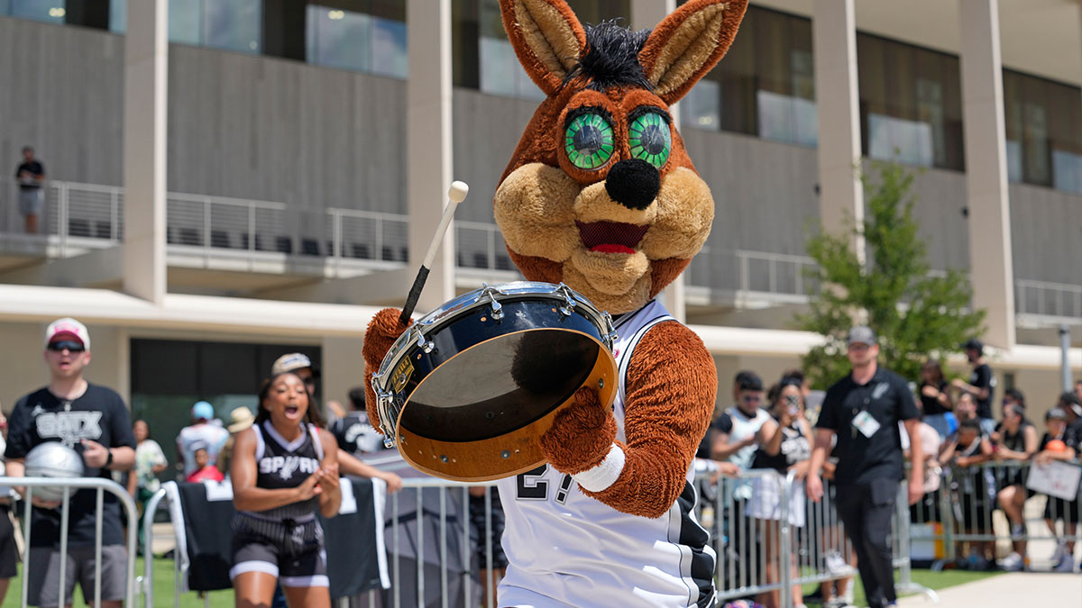 Spurs announcer reveals he's back after allegations he cheated on girlfriend with player's sister