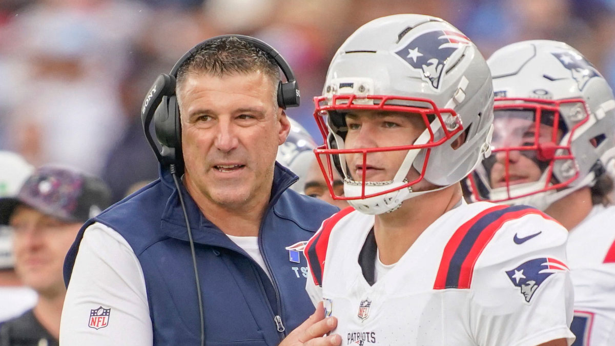 New England Patriots coach Mike Vrabel talks to quarterback Drake Maye (10) during the second quarter at Nissan Stadium. Mandatory Credit: