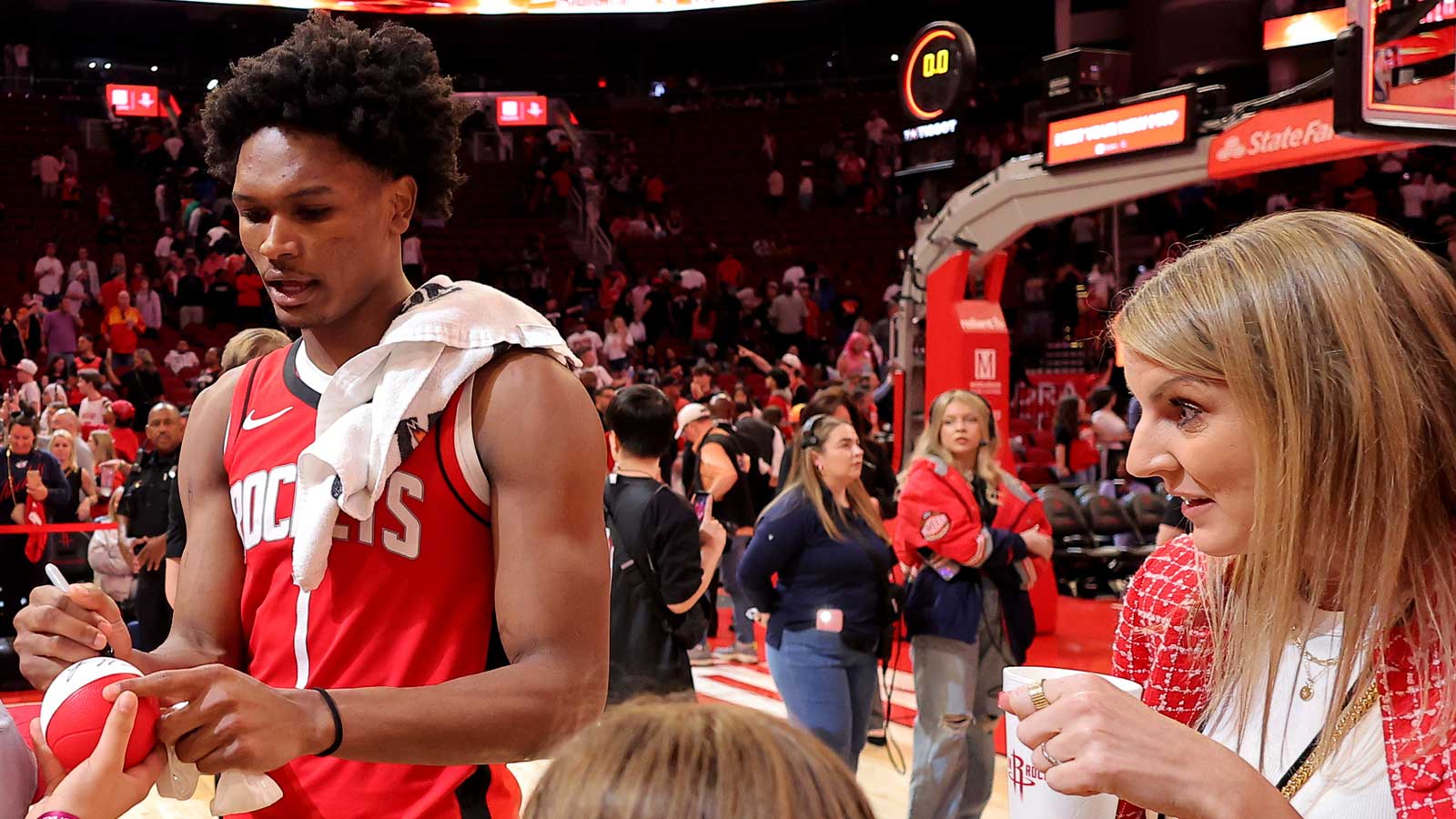 https://wp.clutchpoints.com/wp-content/uploads/2026/09/Thompson-greets-fans.jpg