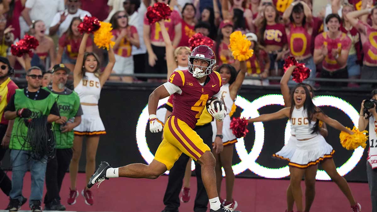 USC football’s Jayden Maiava connects with Trent Mosley for a Tinseltown touchdown
