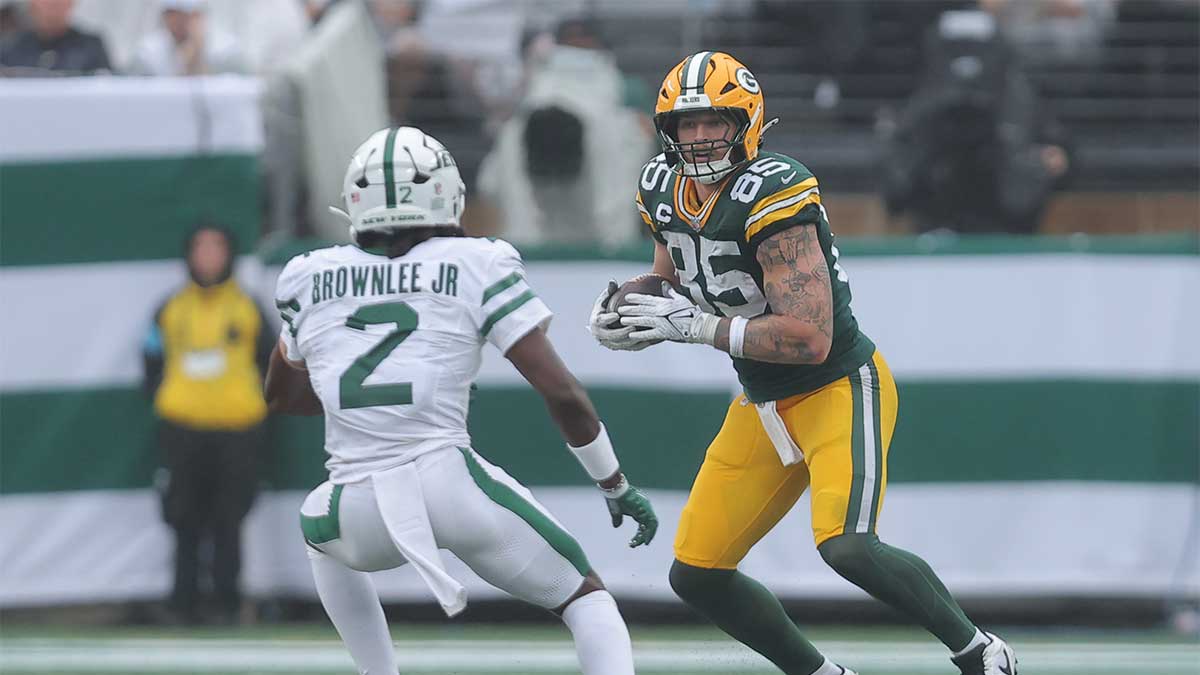 Green Bay Packers tight end Tucker Kraft (85) catches a pass for 10 yards during the third quarter against the New York Jets at MetLife Stadium.