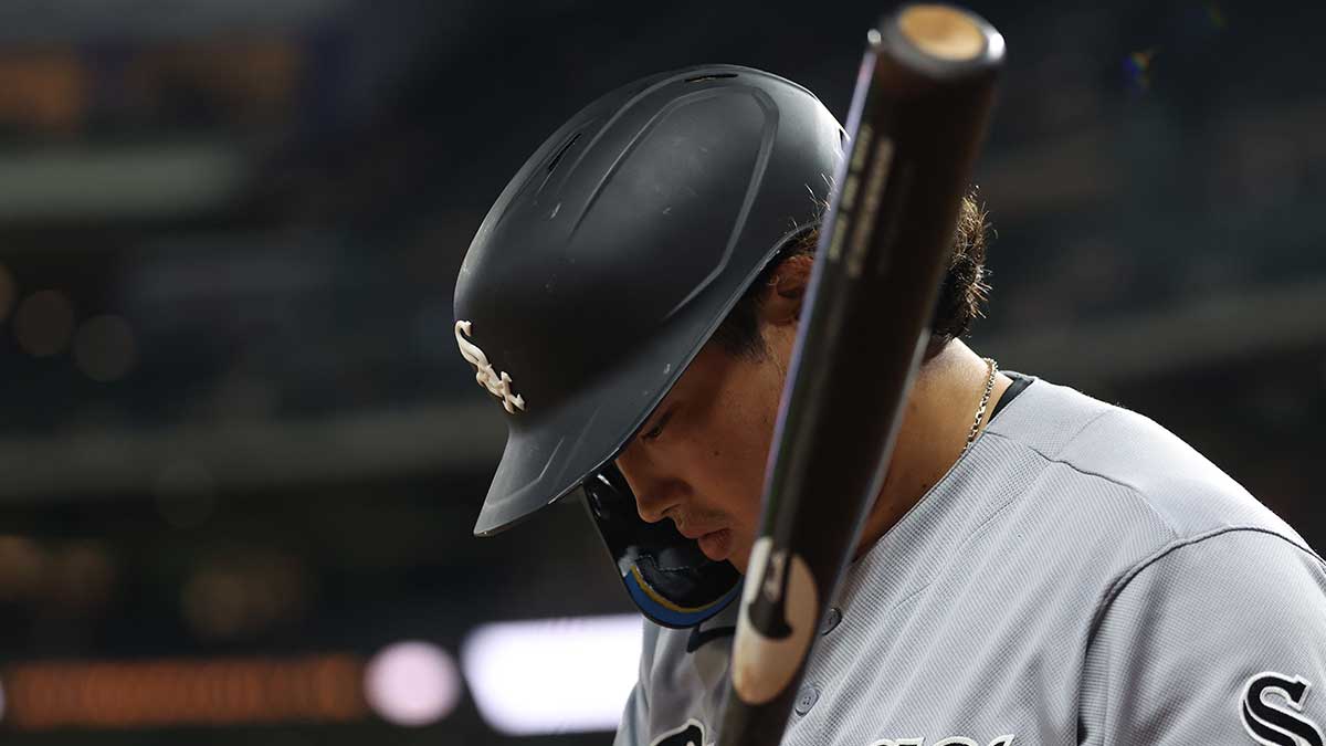 Chicago White Sox first base Munetaka Murakami (5) is out on a batted ball during the third inning against the Houston Astros at Daikin Park.