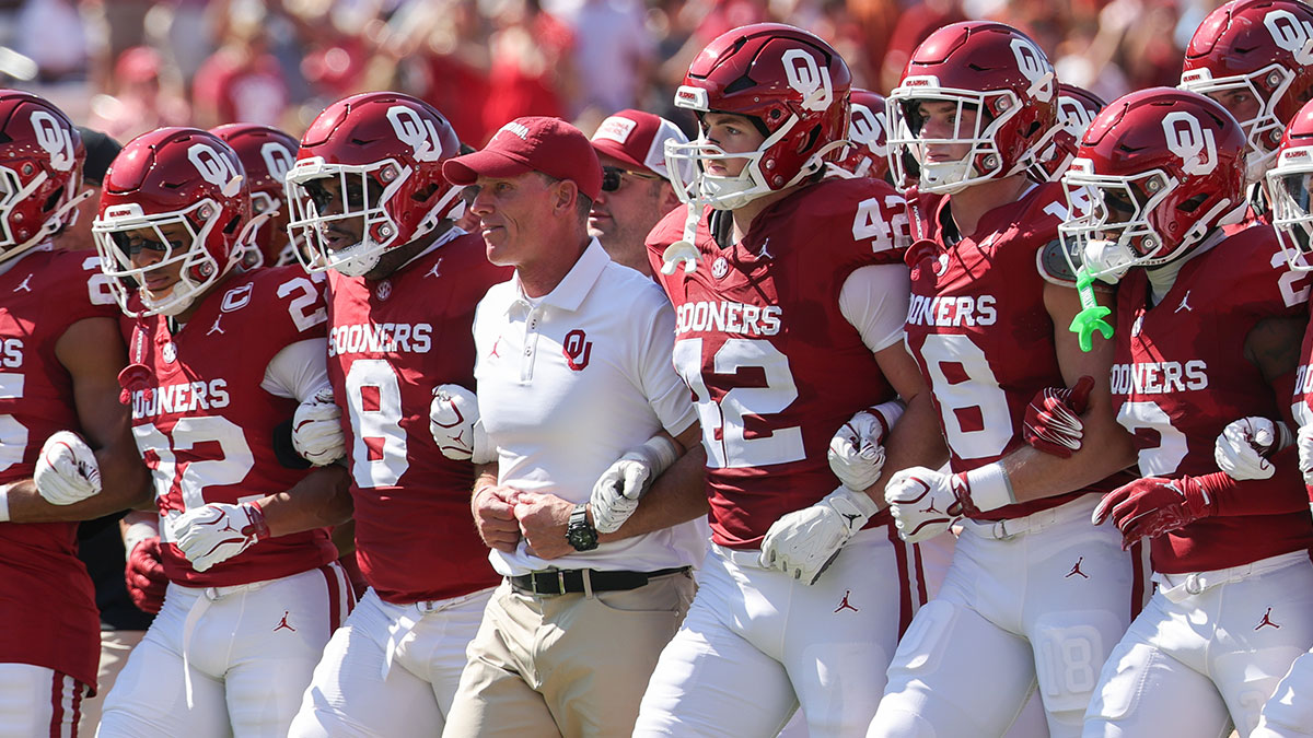 https://wp.clutchpoints.com/wp-content/uploads/2026/10/Brent-Venables-with-Oklahoma-players.jpg