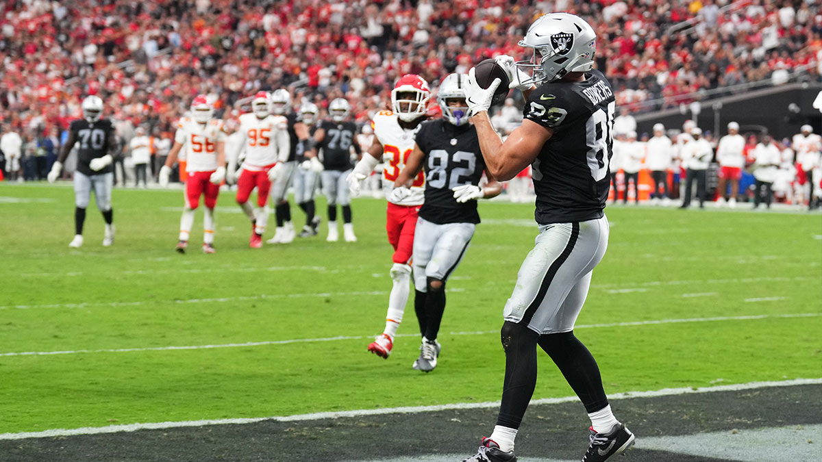 Las Vegas Raiders tight end Brock Bowers (89) catches a twenty-yard pass for a touchdown thrown by quarterback Kirk Cousins (not pictured) against the Kansas City Chiefs during the fourth quarter at Allegiant Stadium.